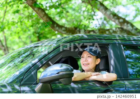 車の中から外を見る女性 車の中から外を見る女性 142460951