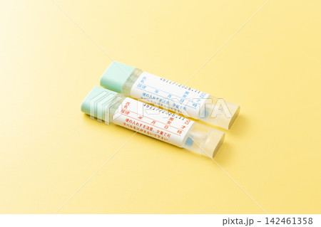 黄色背景に大腸がんの検便キット 黄色背景に大腸がんの検便キット 142461358