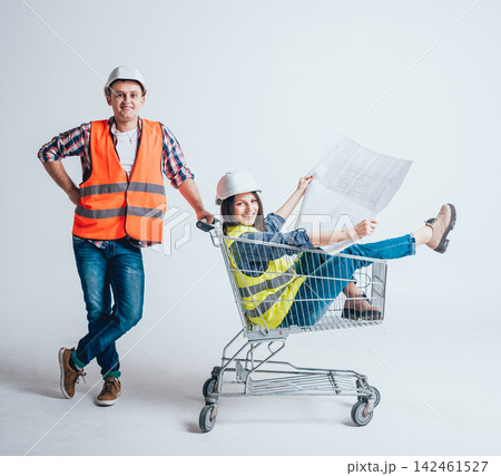 Happy young couple went shopping for the construction and repair of a new home. 142461527