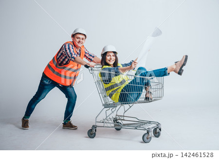 Happy young couple went shopping for the construction and repair of a new home. 142461528
