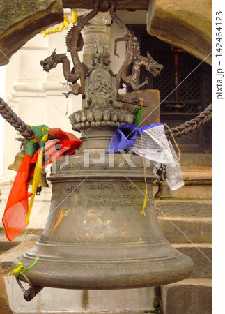 チベット文字が刻まれたスワヤンブナート寺院の祈りの鐘 　ネパール 142464123