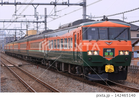 往年の80系電車の塗色を纏った185系電車の特急「草津」号_2011/2/12 往年の80系電車の塗色を纏った185系電車の特急「草津」号_2011/2/12 142465140
