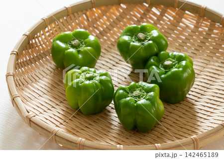 ザルにのせた伝統野菜のかぐら南蛮(9月) ザルにのせた伝統野菜のかぐら南蛮(9月) 142465189