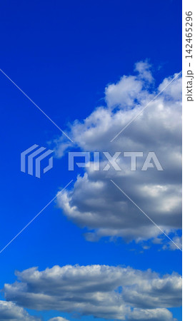 a large darkening cloud on the right side against a blue sky a large darkening cloud on the right side against a blue sky 142465296