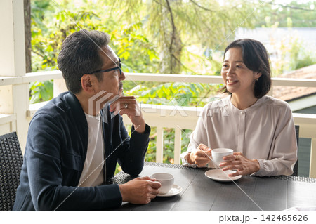 テラス席で語らう中高年夫婦 テラス席で語らう中高年夫婦 142465626