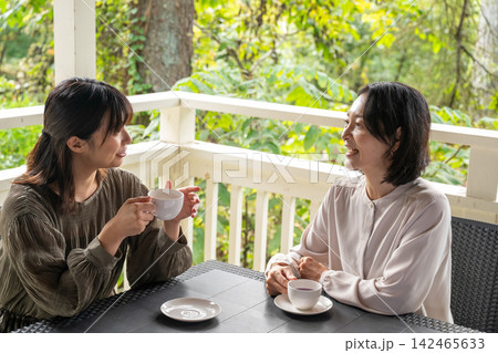 高原のカフェで談笑する女性二人 高原のカフェで談笑する女性二人 142465633