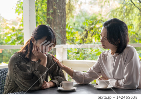 高原のカフェで友人の悩みに耳を傾ける女性 142465638