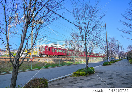 阪急電車が通る町 142465786