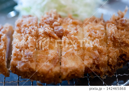 揚げたてサクサクのとんかつ 揚げたてサクサクのとんかつ 142465868