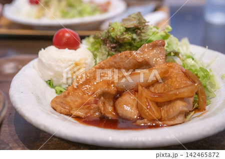 玉ねぎたっぷりの豚の生姜焼き 玉ねぎたっぷりの豚の生姜焼き 142465872