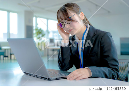 疲れた表情のオフィスワーカーの女性 疲れた表情のオフィスワーカーの女性 142465880