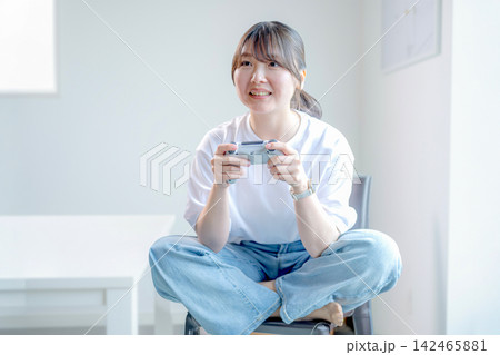 スマートフォンを操作する女性 142465881