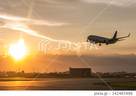 夕焼け空を飛び立つ飛行機 夕焼け空を飛び立つ飛行機 142465998