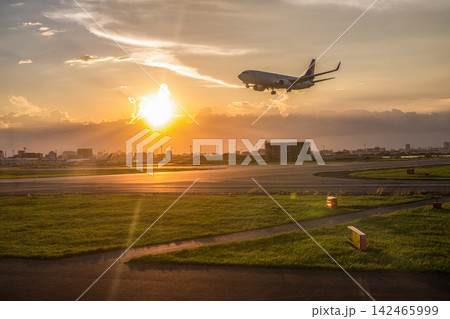 夕日に向かって飛び立つ飛行機 夕日に向かって飛び立つ飛行機 142465999