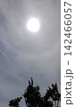 太陽に向かって飛行機雲 142466057