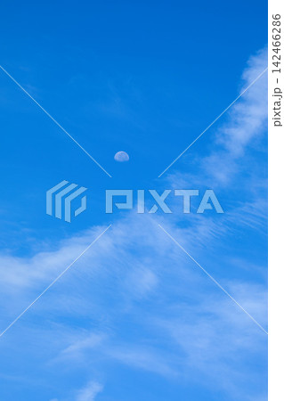 夏の青空と白い雲 夏の青空と白い雲 142466286