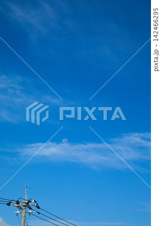 夏の青空と白い雲 夏の青空と白い雲 142466295