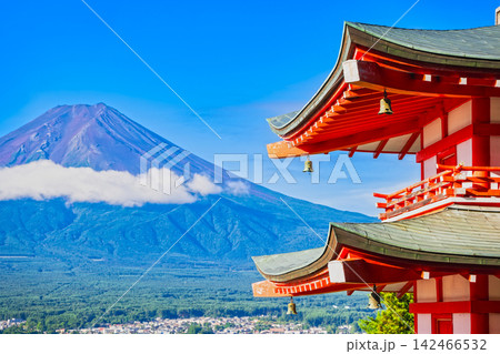 夏富士と五重塔　新倉富士浅間神社 142466532