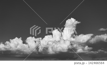 遠く晴れ渡る空に発達する積乱雲 e-1 遠く晴れ渡る空に発達する積乱雲 e-1 142466564