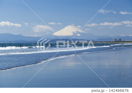 湘南鵠沼海岸  冠雪した春の富士山 142466676