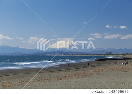 湘南鵠沼海岸 春の富士山と海 湘南鵠沼海岸 春の富士山と海 142466682