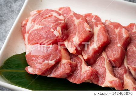 お皿に載せた生のラムの肩ロース肉のクローズアップ 142466870