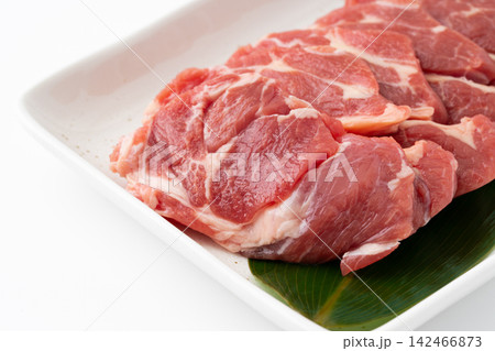 お皿に載せた生のラムの肩ロース肉のクローズアップ 142466873