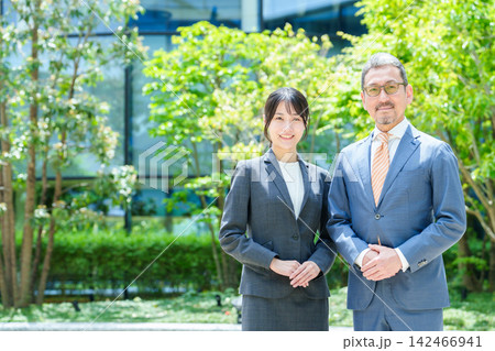 会社のテラスに立つビジネスパーソン 142466941