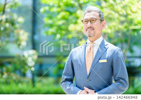 会社のテラスに立つ中高年のビジネスマン 会社のテラスに立つ中高年のビジネスマン 142466948