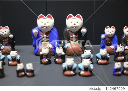 日本の伝統工芸品 縁起の良い着物姿の招き猫の土人形 142467009