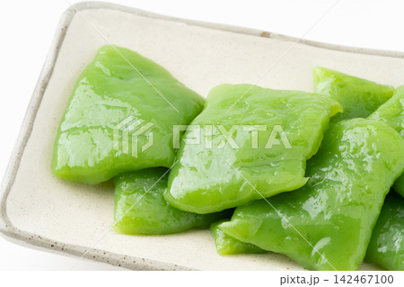 お皿に載せたあおさが入った緑色の刺身こんにゃくのクローズアップ お皿に載せたあおさが入った緑色の刺身こんにゃくのクローズアップ 142467100