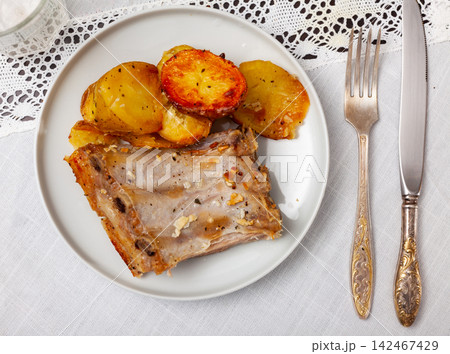 Roasted pork ribs with fried potatoes 142467429