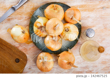 Image of whole onion bulbs on a wooden table Image of whole onion bulbs on a wooden table 142467525