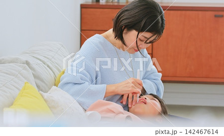 歯磨きをしているお母さん イメージ 歯磨きをしているお母さん イメージ 142467614