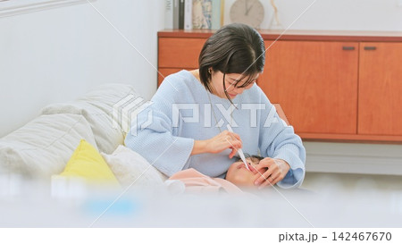 歯磨きをしているお母さん イメージ 142467670