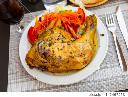 Grilled chicken leg and mixed vegetable salad 142467958