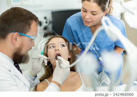 woman came to treat her teeth to a man woman came to treat her teeth to a man 142468000