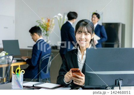 オフィスで働くビジネスパーソン オフィスで働くビジネスパーソン 142468051