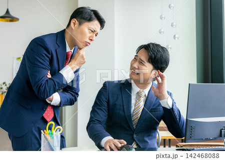 叱責をする上司と困る部下 叱責をする上司と困る部下 142468088