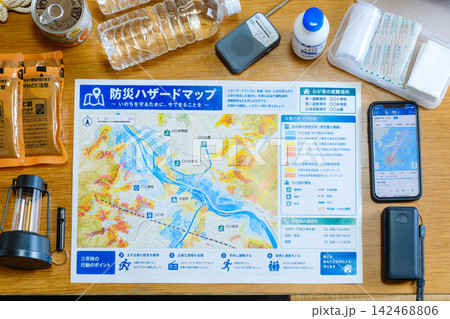 防災ハザードマップとスマホの台風進路情報、防災用品を確認する災害への備え 142468806