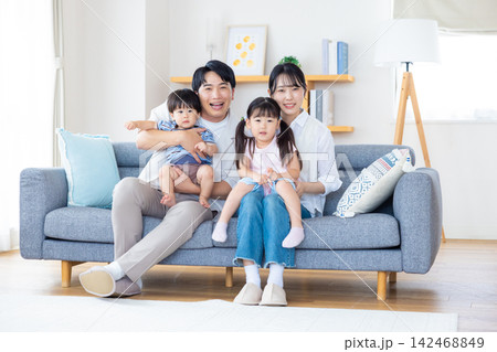 ファミリー ソファーに座ってくつろぐ家族 ファミリー ソファーに座ってくつろぐ家族 142468849