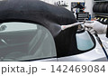 車の整備オープンカーのソフトトップの洗浄 142469084