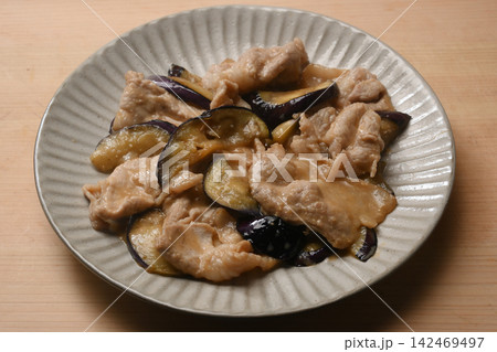 茄子と豚肉の味噌炒め 142469497