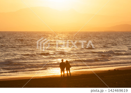 湘南鵠沼海岸 夕陽で照らされた海と人々のシルエット 湘南鵠沼海岸 夕陽で照らされた海と人々のシルエット 142469619