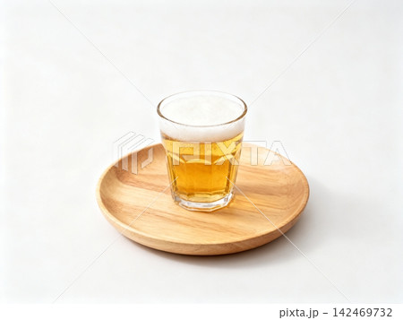 Beer glass vintage style on a wooden Beer glass vintage style on a wooden 142469732