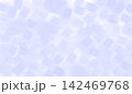 パステル画風のふんわりとした水色系手描きテクスチャ背景素材 爽やかな抽象模様 142469768