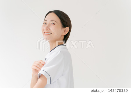 笑顔のサロンスタッフ 142470389