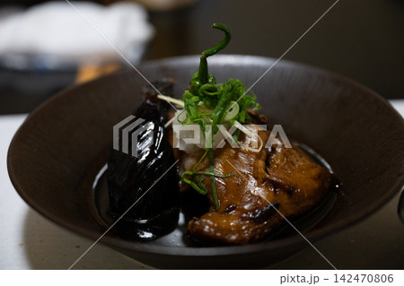 つやめく醤油だれの茄子と焼き物の一皿 つやめく醤油だれの茄子と焼き物の一皿 142470806