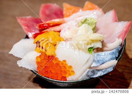 彩り豊かな海鮮丼、ウニとイクラ盛り 彩り豊かな海鮮丼、ウニとイクラ盛り 142470808