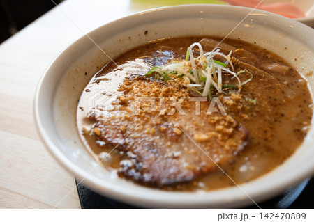 コクのあるスープのラーメンとチャーシュー コクのあるスープのラーメンとチャーシュー 142470809